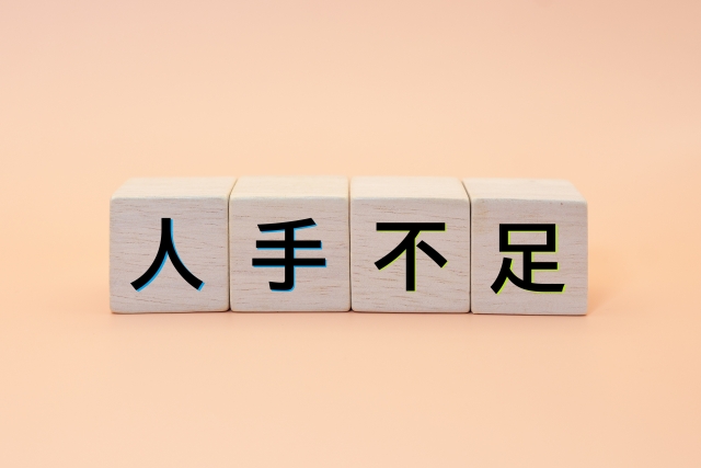 【介護職員数最新データ】職員増わずか487人の衝撃。介護人材不足を勝ち抜く「定期巡回」という選択