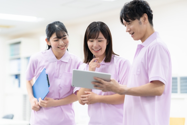 【2027年改正】訪問介護も「定額制」へ？人手不足を救う「特例介護サービス」とICT活用法