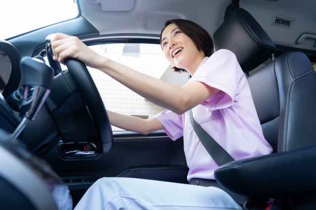 【2026年9月改正】生活道路30km/h化で在宅介護サービスはどうなる？移動時間の遅延を防ぐ対策とスマケア活用法