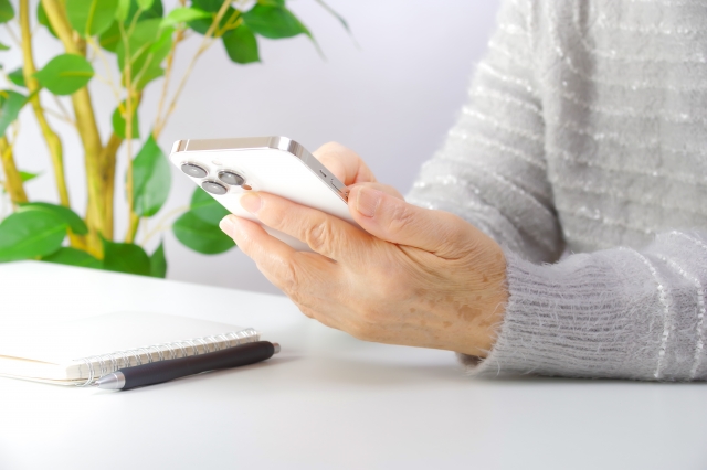 スマホが苦手なヘルパーでも大丈夫！IT化を成功させて定着率を上げる秘訣